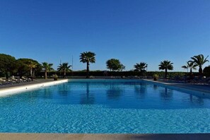 Inomhuspool och utomhuspool