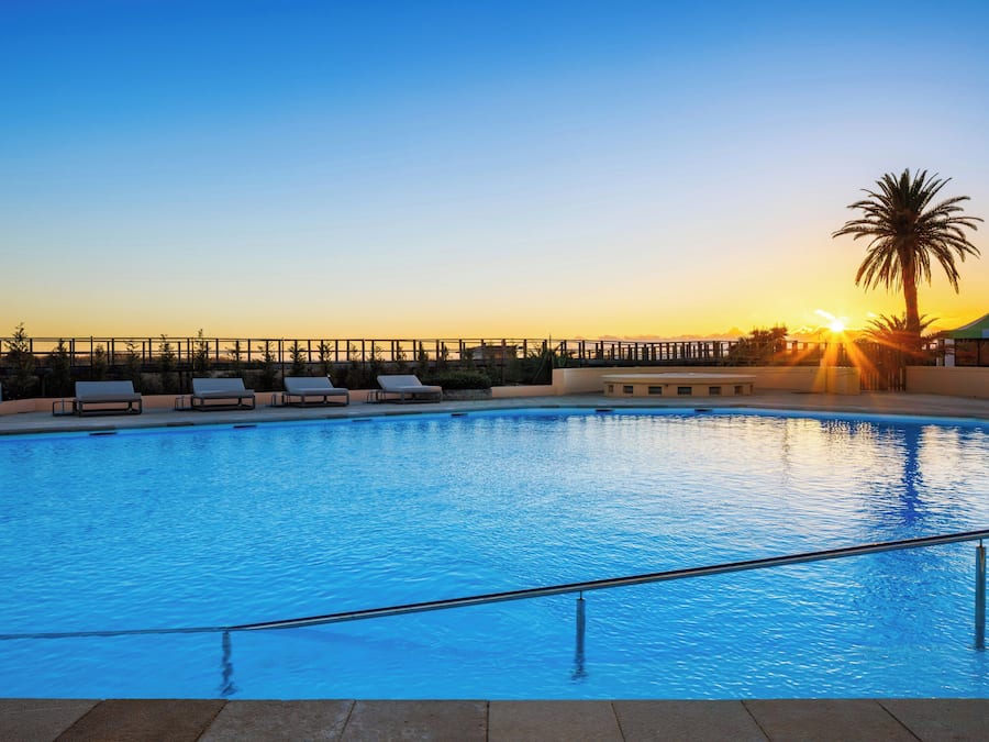 Una piscina techada, una piscina al aire libre