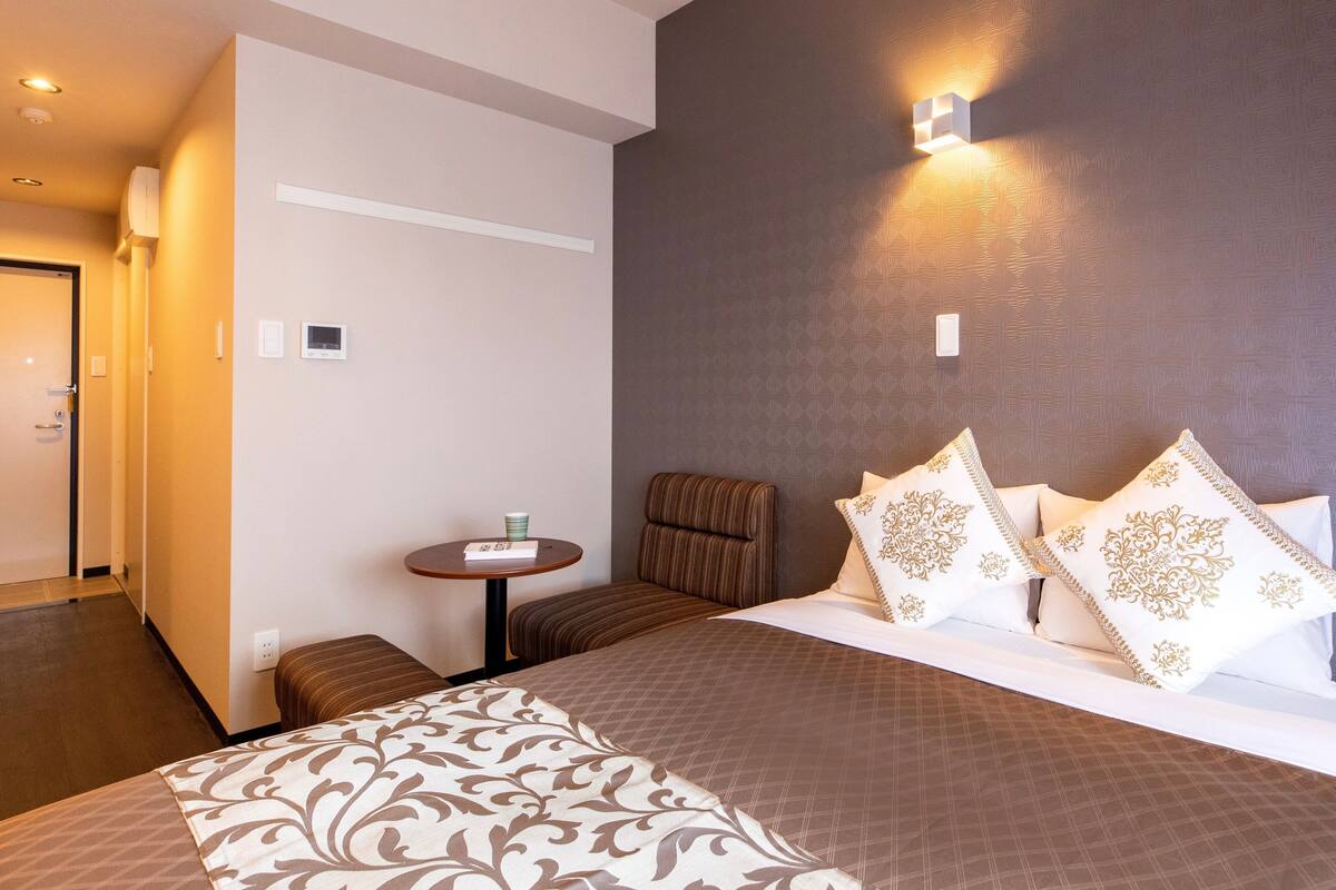 WiFi (free), bed sheets
