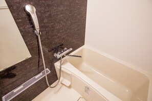 Kamar Double Standar, Bebas Asap Rokok | Kamar mandi | Kombinasi shower/bathtub dan perlengkapan mandi gratis