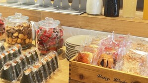 Ein reichhaltiges Buffet mit verschiedenen Speisen und Getränken.