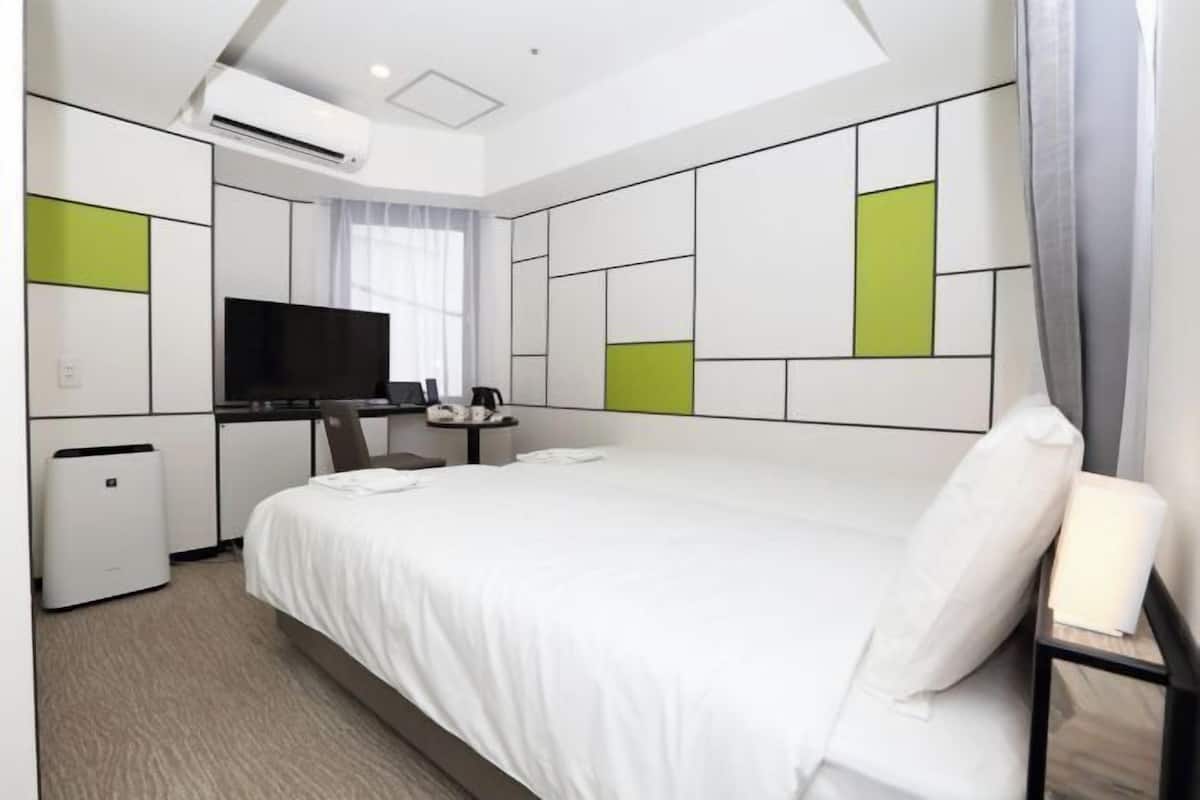 In-room safe, free WiFi, bed sheets