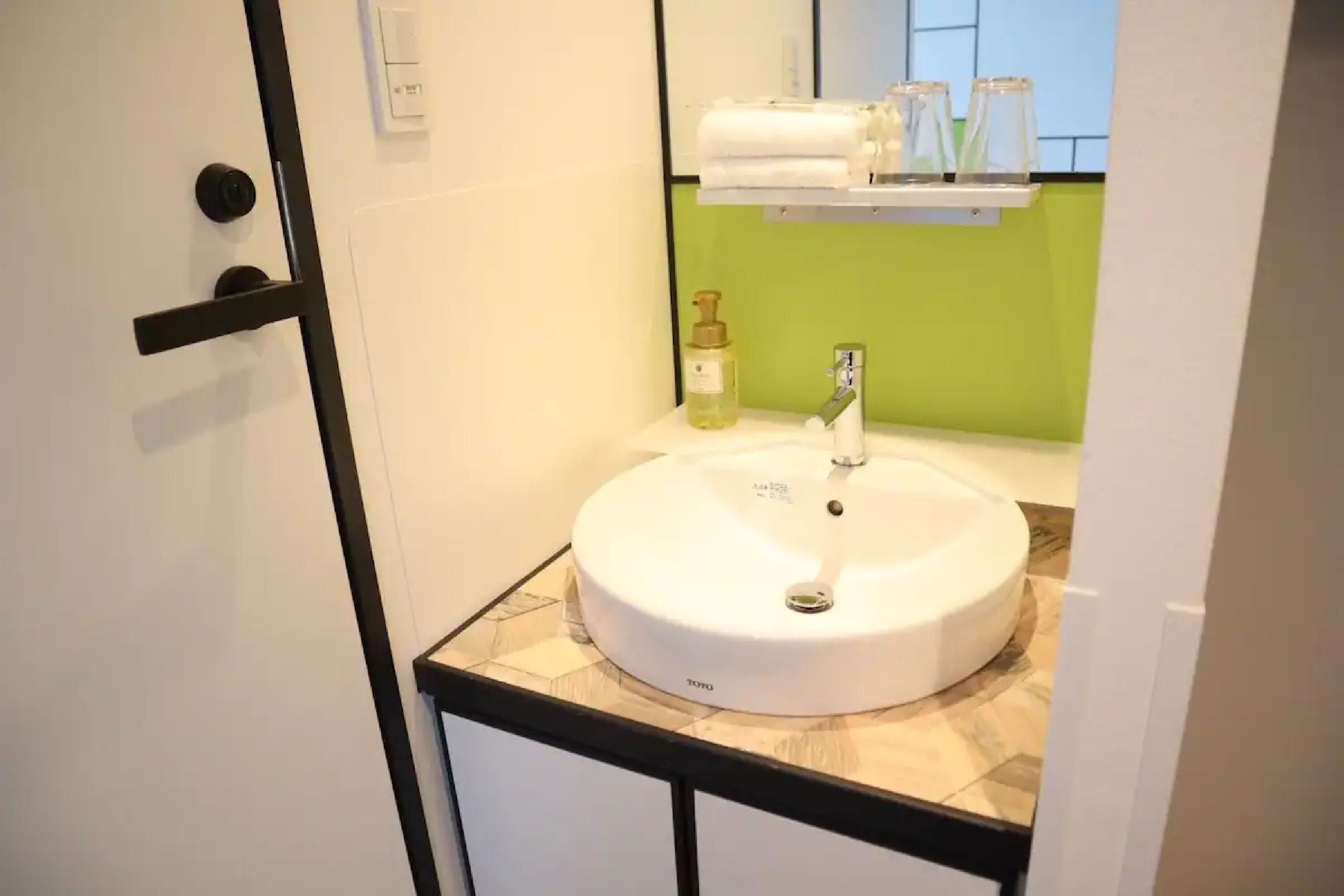 hollywood twin room | 1 bedroom, in-room safe, free wifi, bed sheets