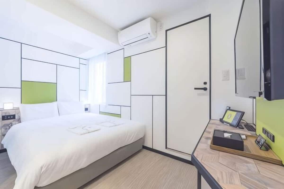 In-room safe, free WiFi, bed sheets