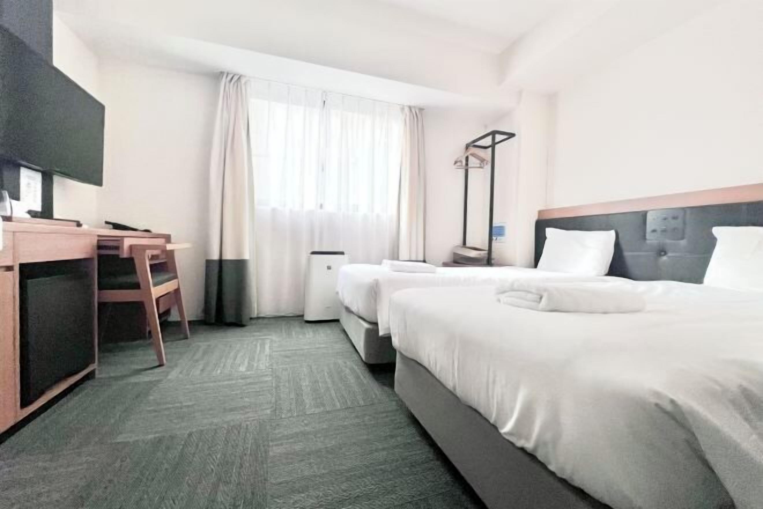 セーフティボックス (室内)、デスク、防音設備、WiFi (無料)