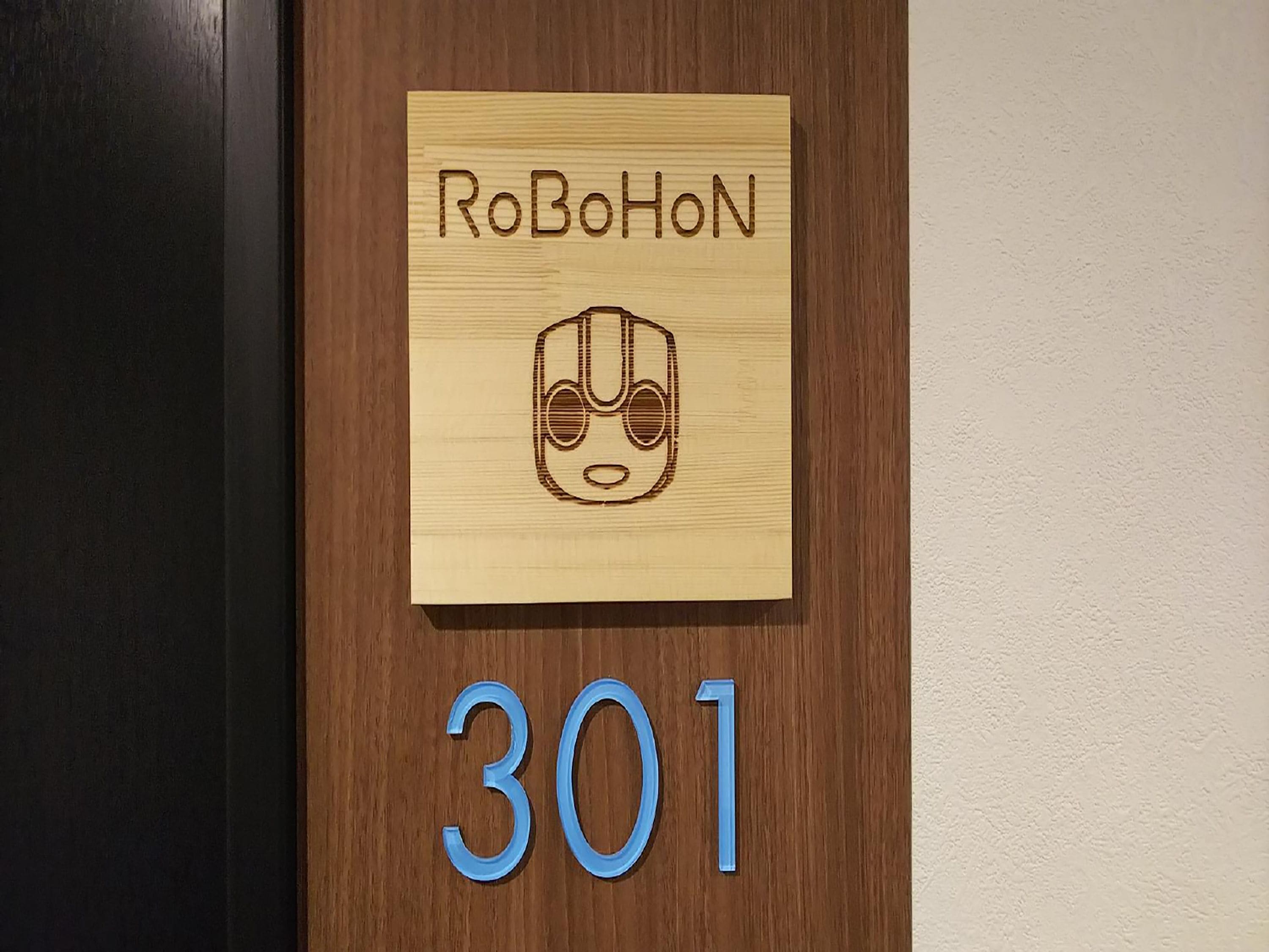 twin room with robot | in-room safe, desk, soundproofing, free wifi