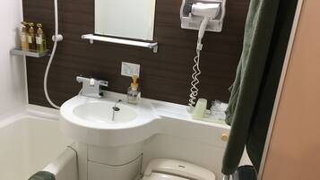 Suihkun ja ammeen yhdistelmä, ilmaiset hygieniatuotteet, hiustenkuivaaja