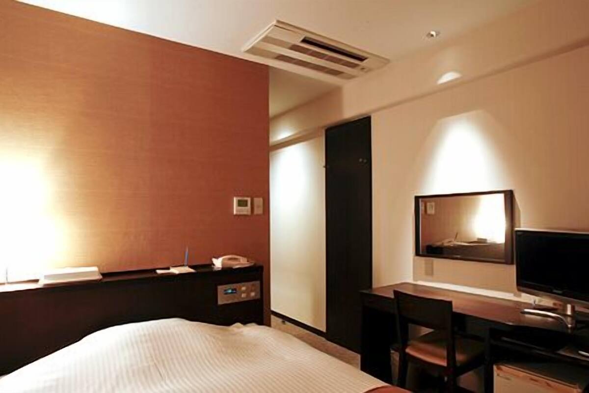 Blackout curtains, free WiFi