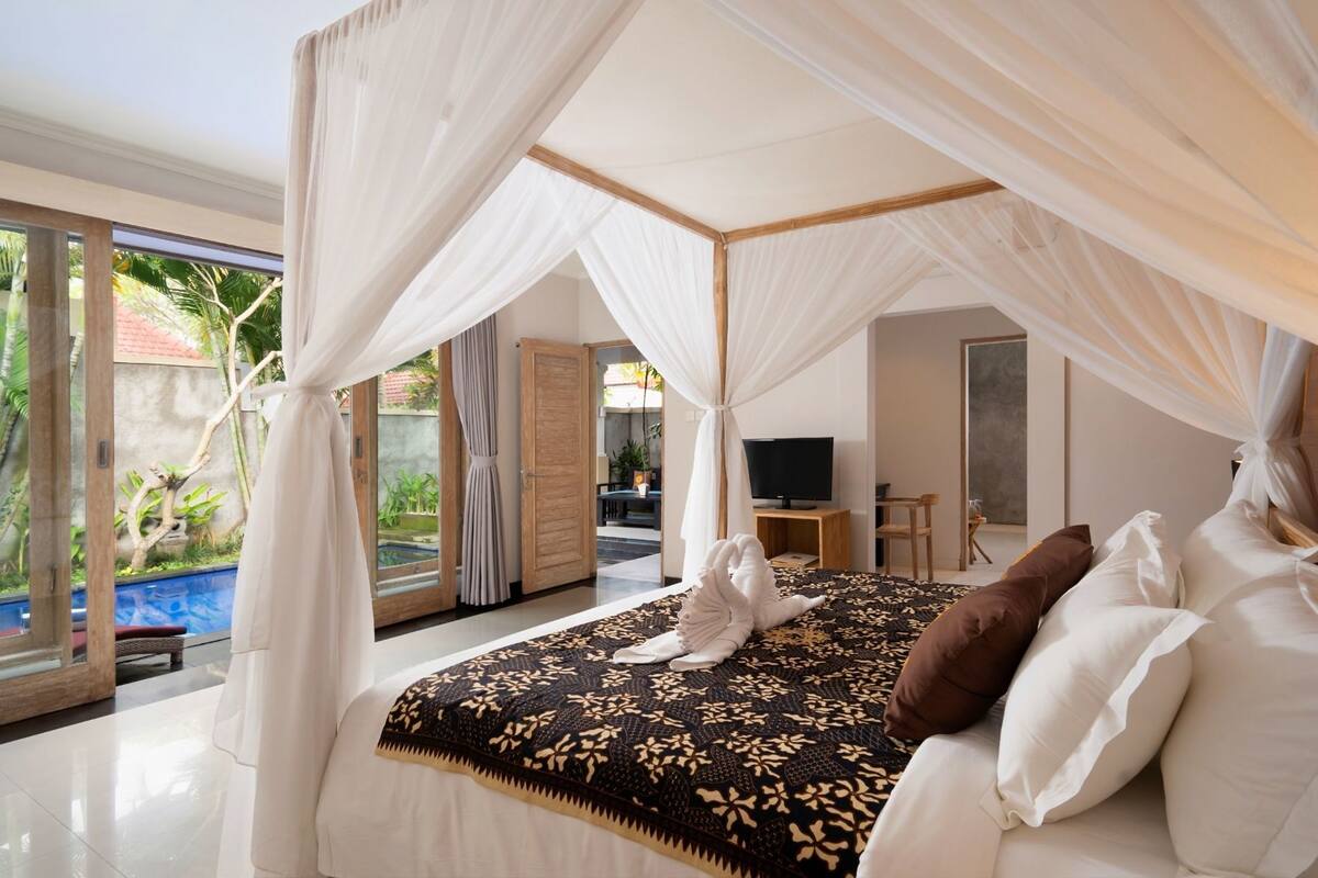 Minibar, in-room safe, desk, blackout drapes