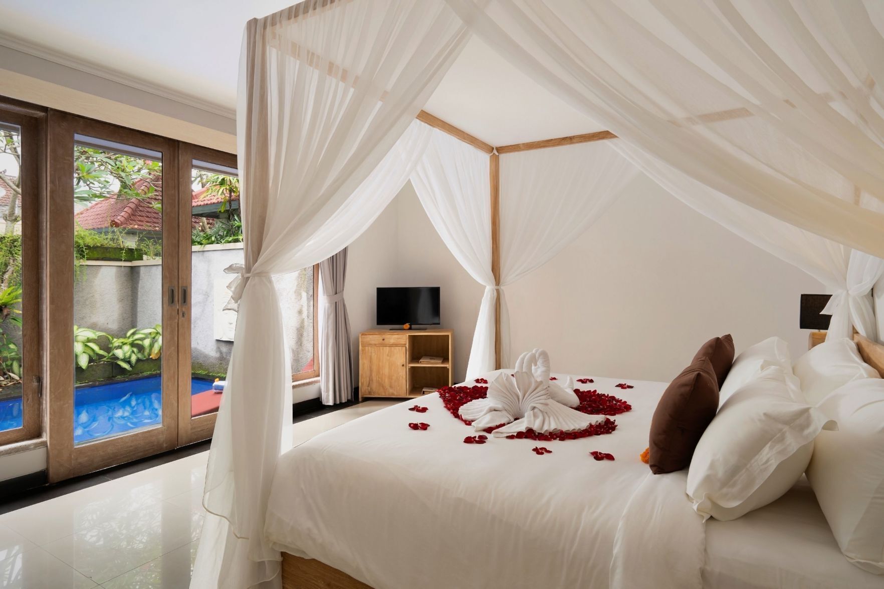 Minibar, caja de seguridad en la habitación y escritorio 