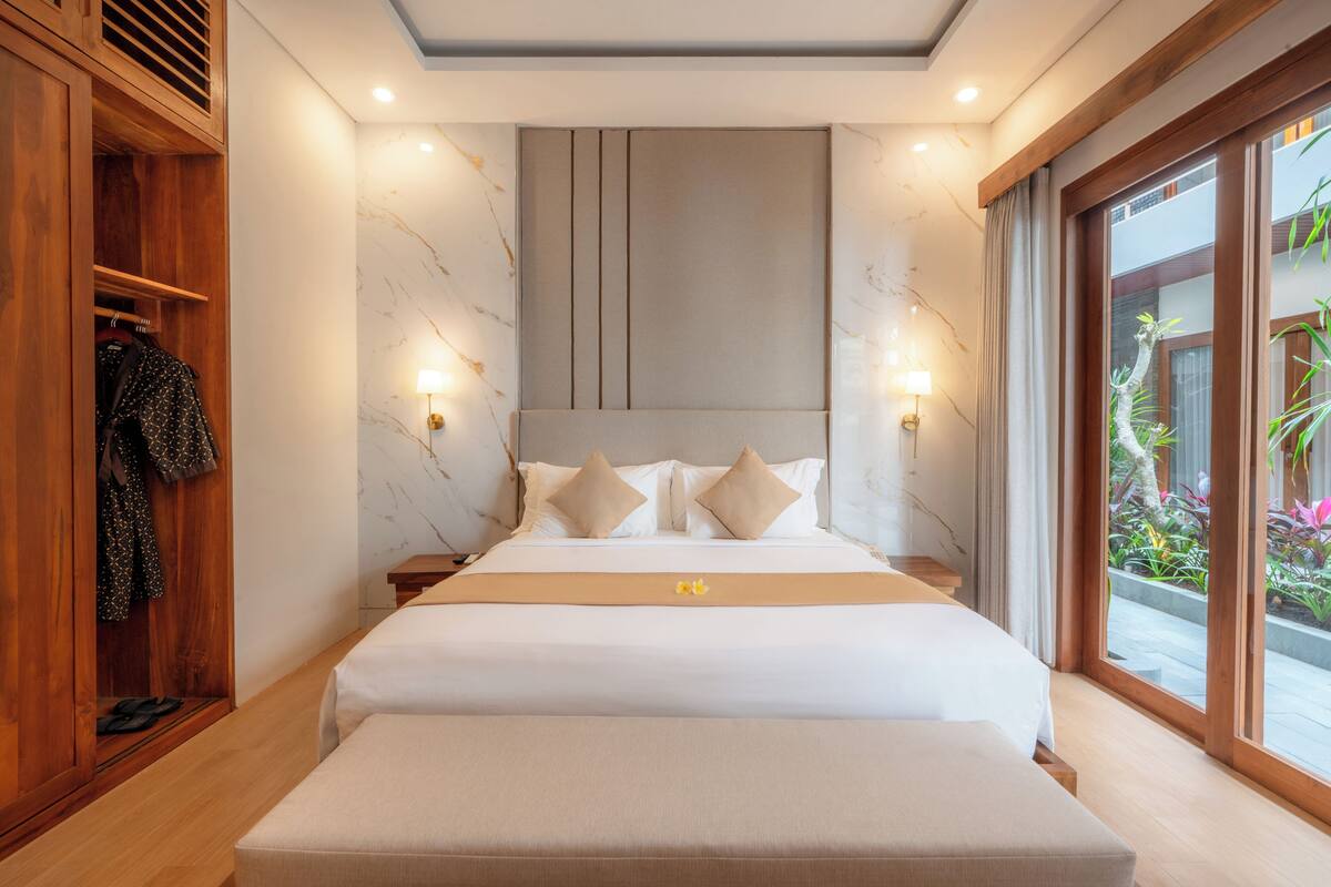 Grand Deluxe Room | ตู้นิรภัยในห้องพัก, โต๊ะทำงาน, ผ้าม่านกันแสง, Wi-Fi ฟรี