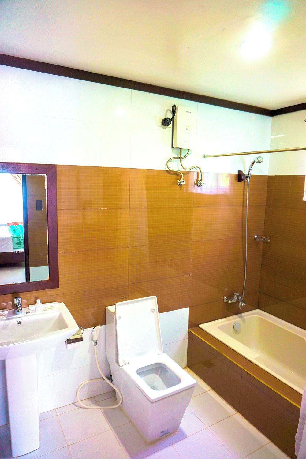 Un baño con inodoro, lavamanos y bañera.