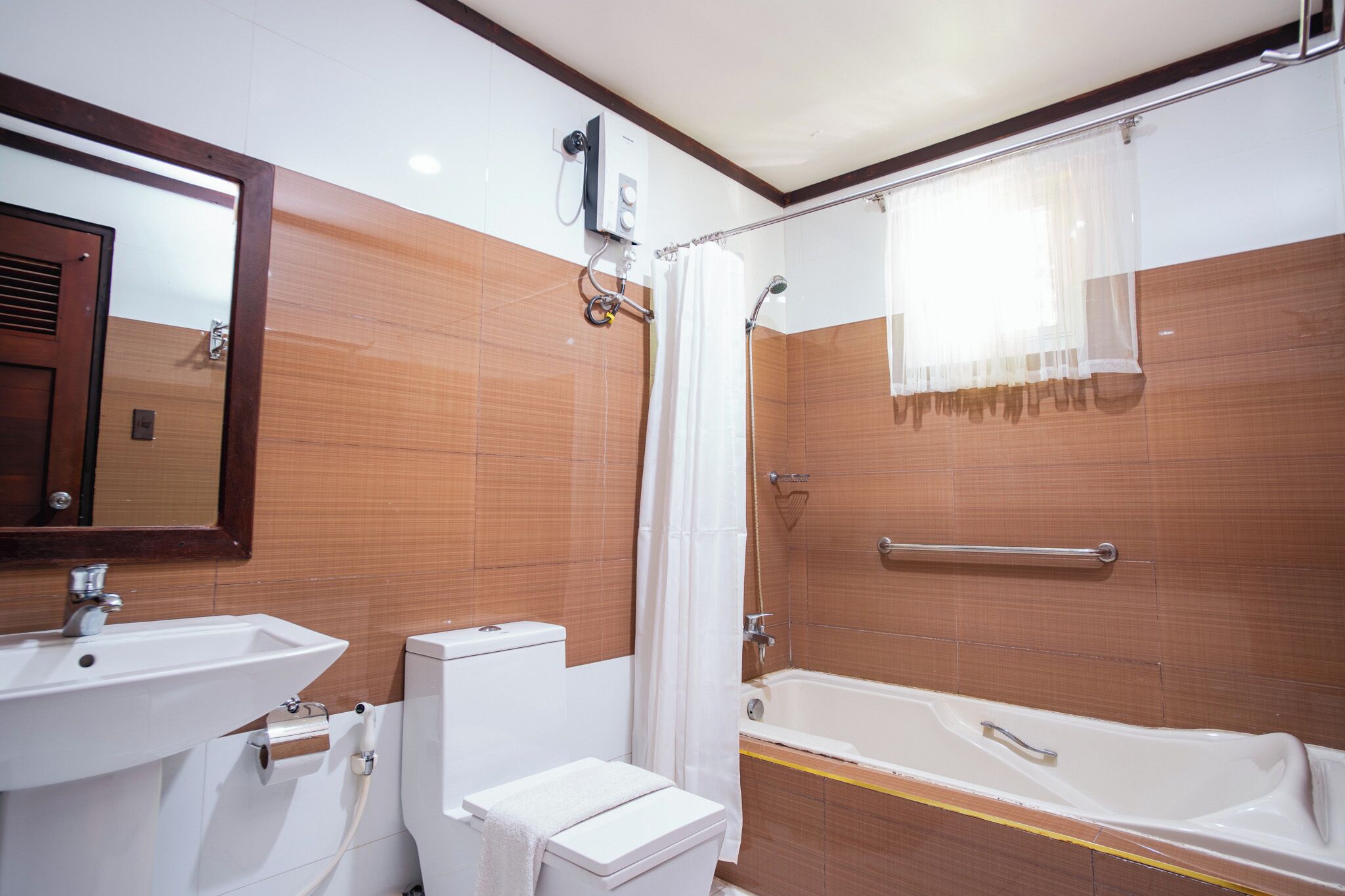 A bathroom with a sink, toilet, and bathtub.