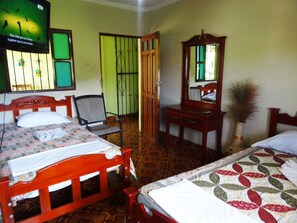 Habitación básica doble | Escritorio, wifi gratis, ropa de cama