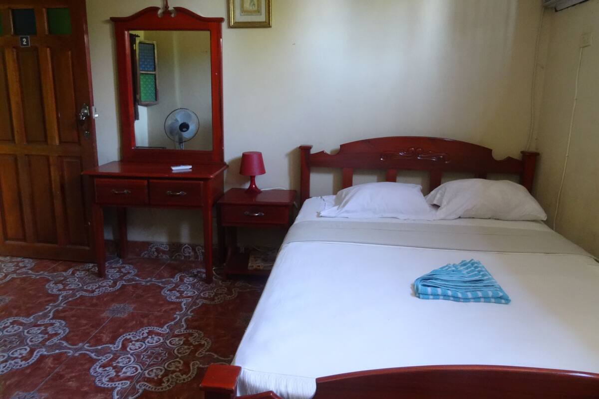 Escritorio, wifi gratis, ropa de cama