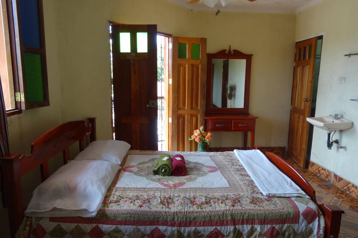 Habitación triple (2 Double and 1 Single Bed) | Escritorio, wifi gratis, ropa de cama