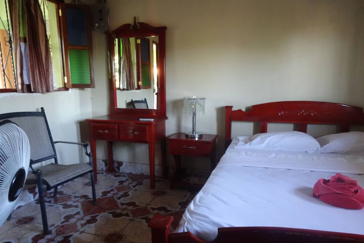 Habitación básica doble, 1 cama doble (Ceiling Fan) | Escritorio, wifi gratis, ropa de cama