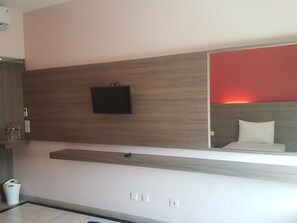 Deluxe Room | Room amenity - Hotel Kharisma (Madiun)