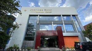 The exterior of the Kharisma Hotel with a Business Center. - Hotel Kharisma (Madiun)