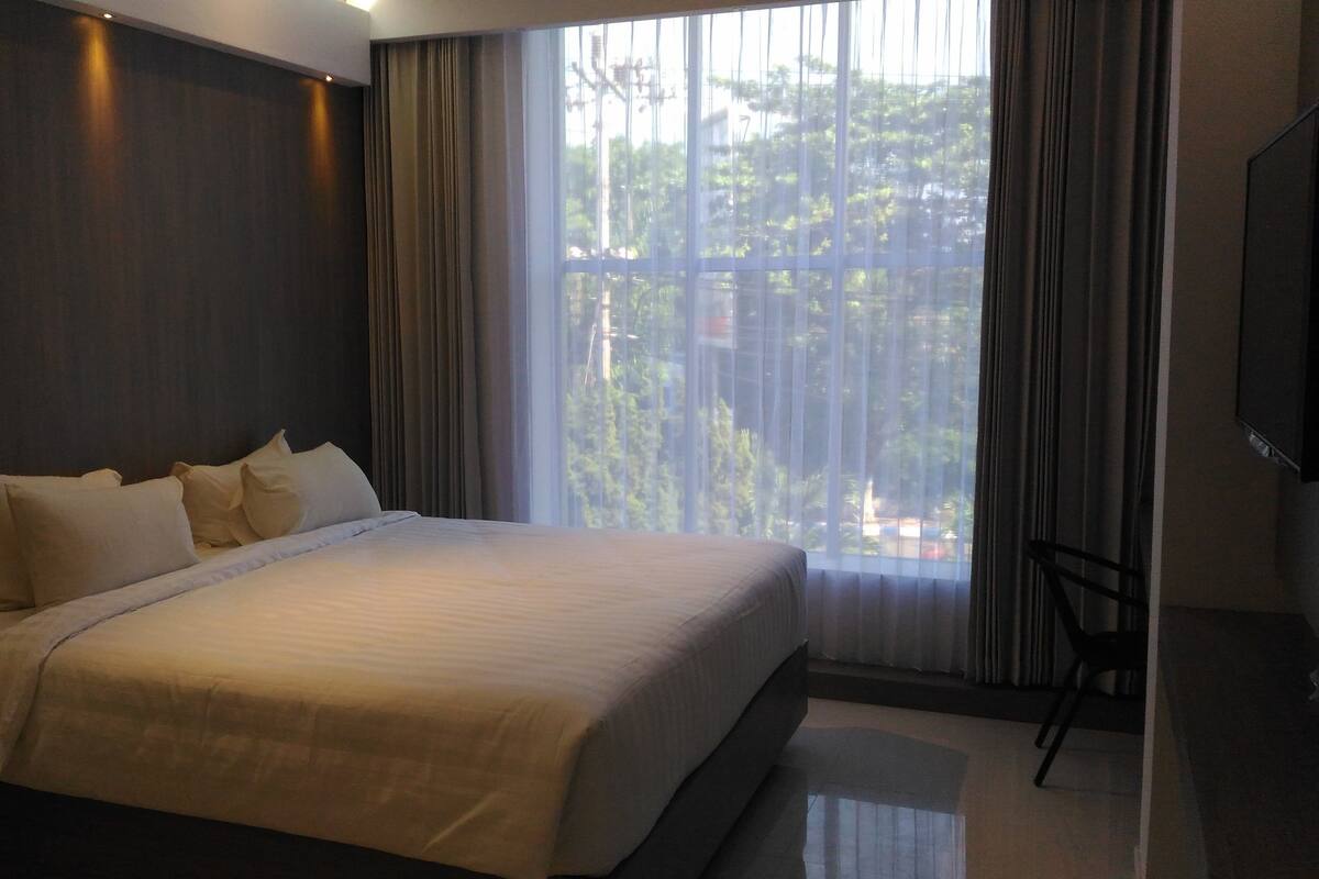 Room (VVIP) | In-room safe, desk, WiFi (free)