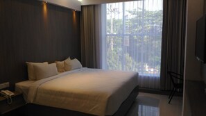 客房 (VVIP) | 客房內保險箱、書桌、免費無線上網