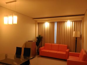 客房 (VVIP) | 客房內保險箱、書桌、免費無線上網