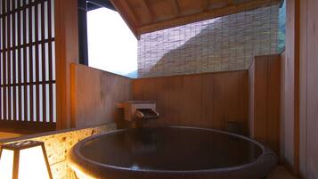 Chambre, salle de bains privée (XXXWestern Style, For 2 People) | Bain à remous privé