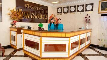 Un mostrador de recepción con un letrero que dice "RECEPTION PHUONG 2".