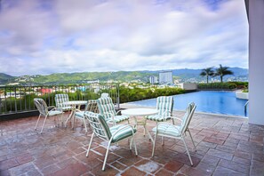 Outdoor pool, open 6:00 AM to 10:00 AM, pool loungers - EON Centennial Soho Hotel (Cebu City)
