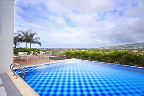 Outdoor pool, open 6:00 AM to 10:00 AM, sun loungers - EON Centennial Soho Hotel (Cebu City)