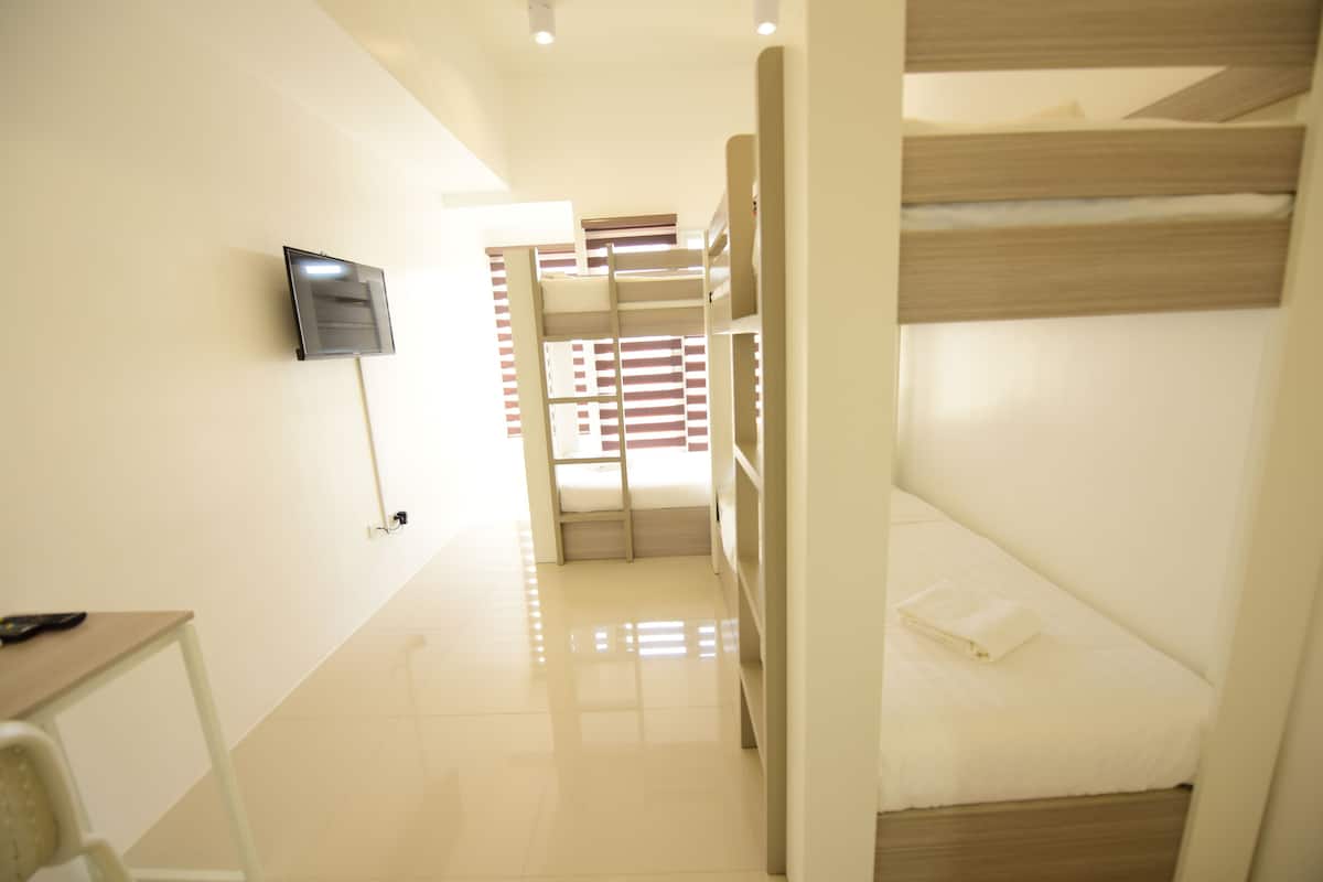 Habitación familiar | Insonorización, camas extra, wifi gratis y ropa de cama