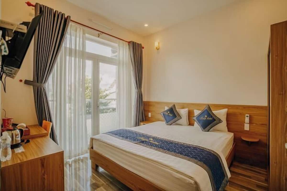 Minibar, desk, soundproofing, free WiFi