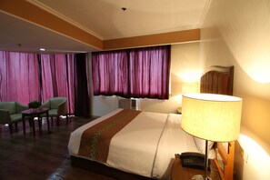 Suite ejecutiva | Escritorio, camas extra y ropa de cama 