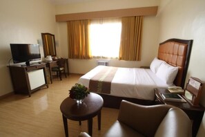 Desk, rollaway beds, bed sheets
