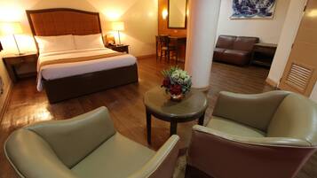 Desk, rollaway beds, bed sheets