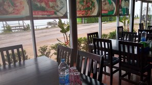 Se sirven desayunos, almuerzos, cenas y cocina local 