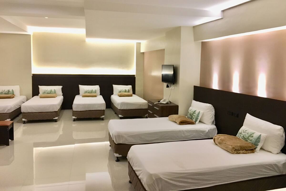 Escritorio, tabla de planchar con plancha y ropa de cama