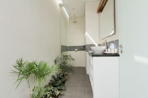 Bathroom sink - Apple Suite Apartment (Kerobokan)