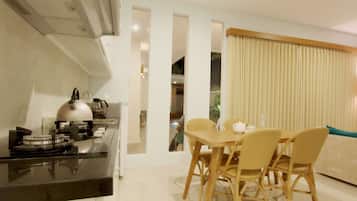 Apartamento, 2 quartos | Cozinha americana privada | Talheres/pratos/utensílios de cozinha