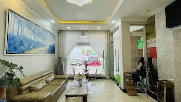 ทีวีจอแบน 20 นิ้ว พร้อมช่องเคเบิล, ทีวี
