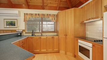 Rumah Keluarga, 3 kamar tidur, Bebas Asap Rokok, 2 kamar mandi | Dapur pribadi | Lemari es besar, oven, kompor, dan peralatan masak/sendok-piring