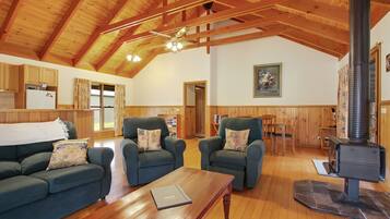 Rumah Keluarga, 3 kamar tidur, Bebas Asap Rokok, 2 kamar mandi | Ruang keluarga | TV layar datar