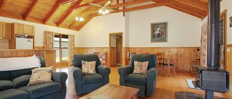 Family House, 3 Bedrooms, Non Smoking, 2 Bathrooms | Living room | Flat-screen TV