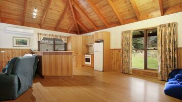 Rumah Keluarga, 3 kamar tidur, Bebas Asap Rokok, 2 kamar mandi | Area keluarga | TV layar datar