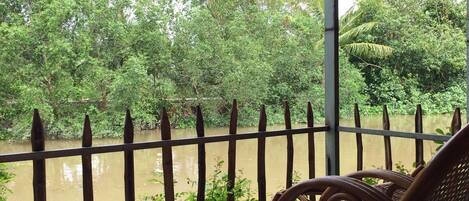 Habitación cuádruple Deluxe, 1 habitación, no fumadores, vistas al río | Balcón