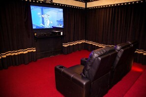 Family Villa, Hot Tub, Garden Area | Pertunjukan teater