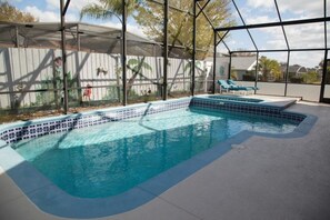 Family Villa, Hot Tub, Garden Area | Kolam renang | Kolam renang terbuka bermusim, payung kolam, kerusi lepak pantai 