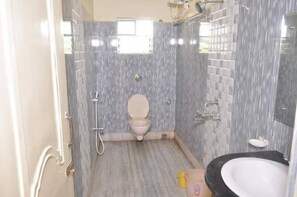 Classic Double Room, 1 Bedroom, Balcony | Bathroom | Shower, rainfall showerhead, free toiletries, towels