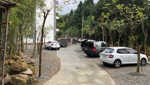 Tempat letak kenderaan sendiri percuma 