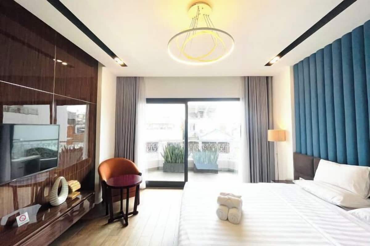 Minibar, in-room safe, desk, blackout curtains